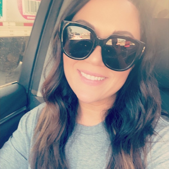 Meet your Posher, Lindsey - Picture 2 of 2